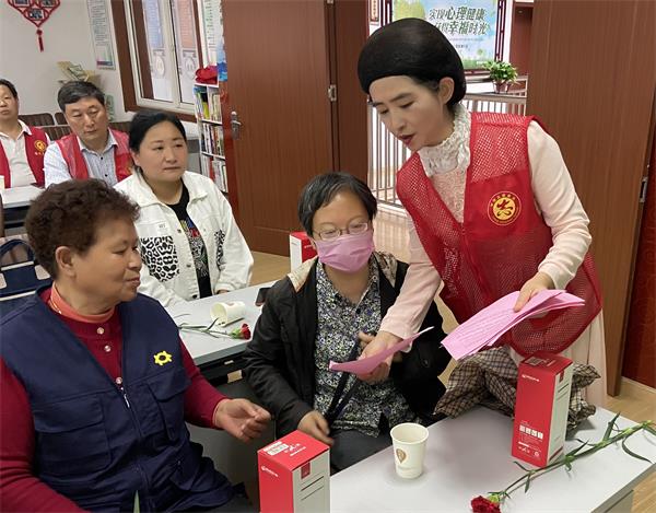 母亲节当天，民进滁州城市职业学院支部走进建设路社区，开展2020母亲
